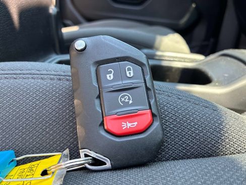 Used 2021 Jeep Wrangler Unlimited Sahara w/ Cold Weather Group AWD/4WD image 9