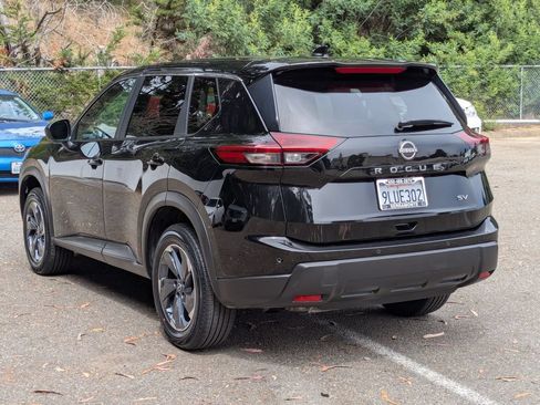 Used 2024 Nissan Rogue SV FWD image 7