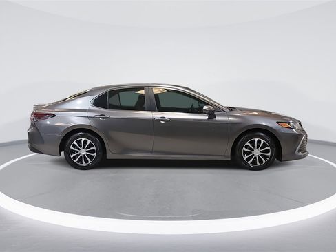 Used 2022 Toyota Camry LE image 4
