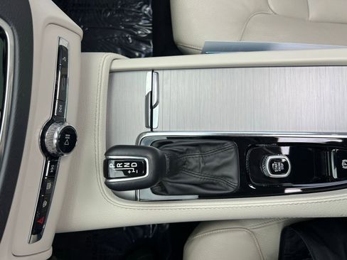 Used 2022 Volvo XC90 T5 Momentum image 36