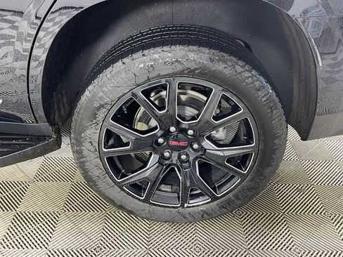 Used 2023 GMC Yukon SLT w/ SLT Luxury Package image 18