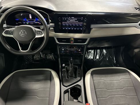Used 2025 Volkswagen Taos SE w/ Panoramic Sunroof Package FWD image 12