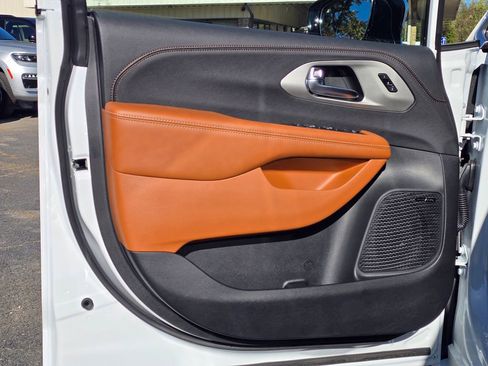 New 2026 Chrysler Pacifica Pinnacle image 36