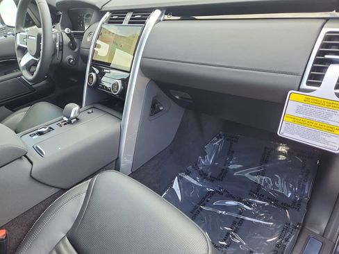 Certified 2025 Land Rover Discovery S AWD/4WD image 29