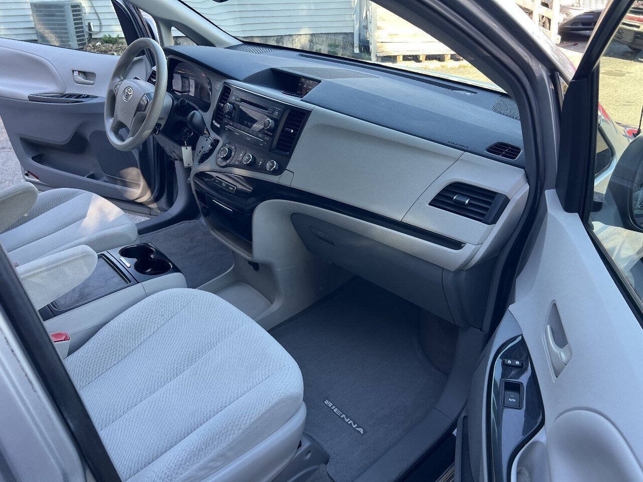 Used 2012 Toyota Sienna LE w/ Towing Pkg AWD/4WD image 14