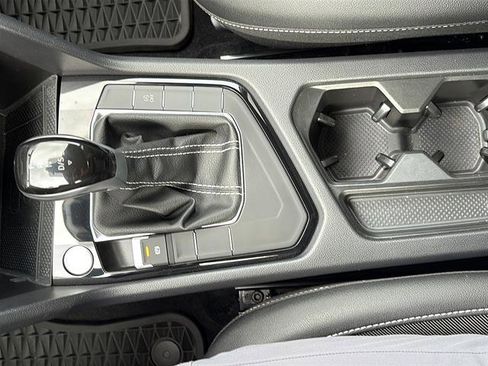 Certified 2024 Volkswagen Taos SE FWD image 27
