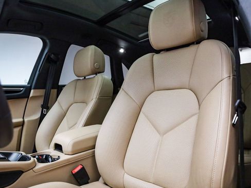 Certified 2025 Porsche Macan image 5