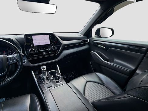 Used 2021 Toyota Highlander XSE FWD image 19