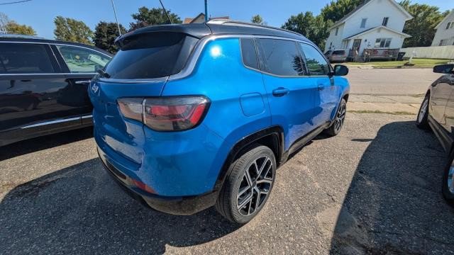 Used 2025 Jeep Compass Limited w/ Elite Group AWD/4WD image 2