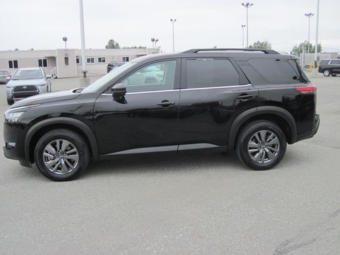 Used 2025 Nissan Pathfinder SV AWD/4WD image 9