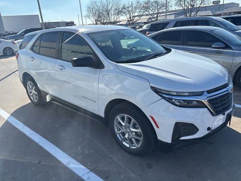 Certified 2022 Chevrolet Equinox LS w/ LS Convenience Package image 2