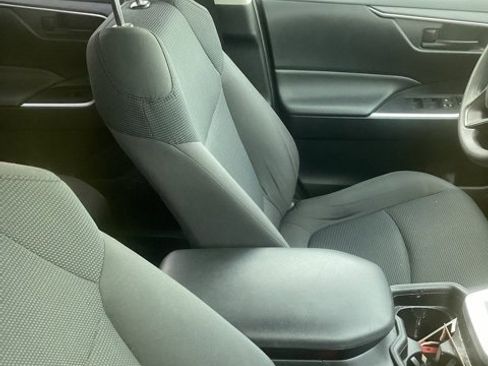 Used 2019 Toyota RAV4 LE image 5