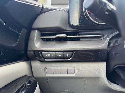 Used 2024 Kia Carnival EX FWD image 16