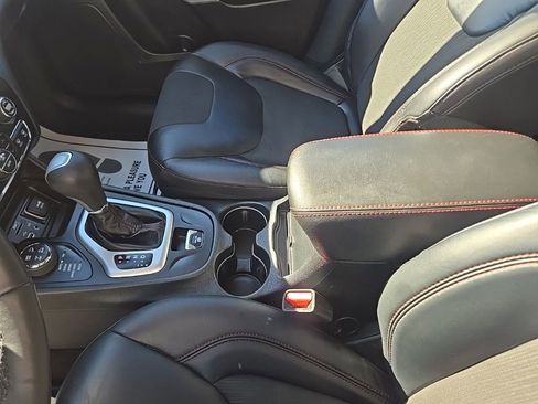 Used 2018 Jeep Cherokee Trailhawk w/ Cold Weather Group image 28