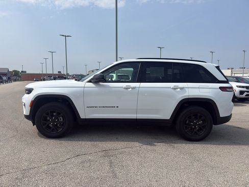 Used 2025 Jeep Grand Cherokee Altitude AWD/4WD image 6