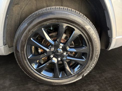 Used 2018 Jeep Grand Cherokee Altitude AWD/4WD image 38