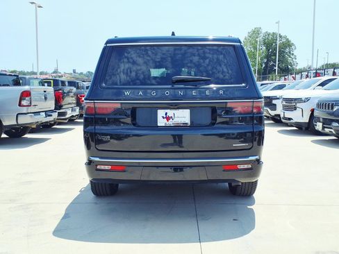 Used 2024 Jeep Wagoneer Series II w/ Flexible Seating Group RWD image 5