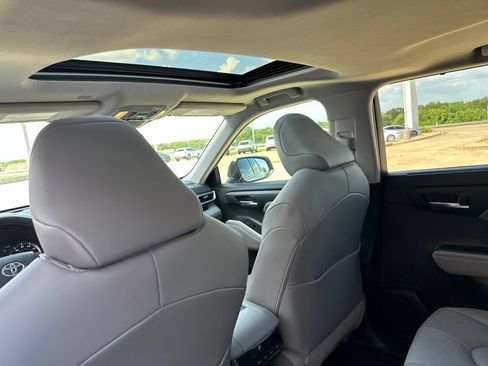 Used 2020 Toyota Highlander XLE FWD image 16