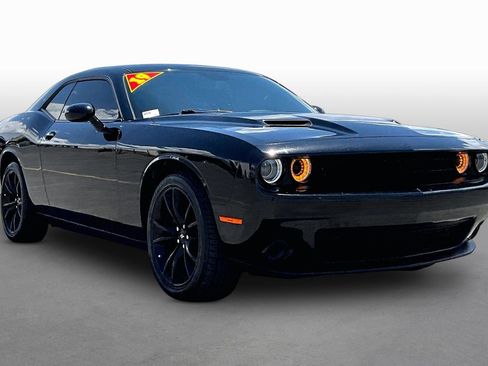 Used 2019 Dodge Challenger SXT RWD image 10