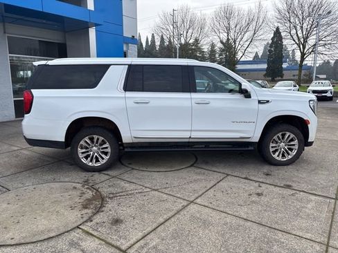 Used 2023 GMC Yukon XL SLT w/ SLT Luxury Package image 9