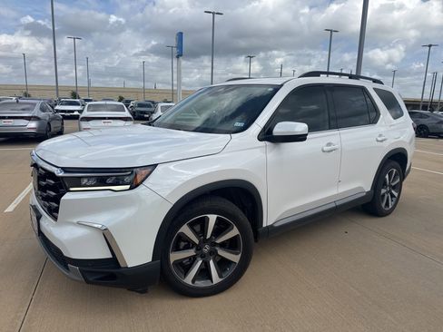 Used 2025 Honda Pilot Touring image 1