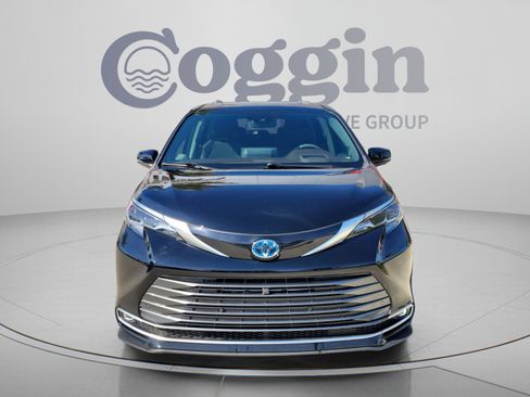 Used 2024 Toyota Sienna Platinum FWD image 5