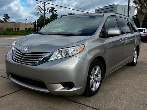 Used 2015 Toyota Sienna LE FWD image 1