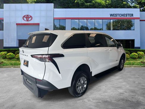 Used 2026 Toyota Sienna LE FWD image 7