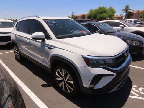 Used 2022 Volkswagen Taos SE FWD image 2