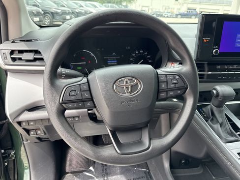 Certified 2025 Toyota Sienna LE FWD image 11