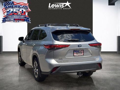 Used 2023 Toyota Highlander XLE FWD image 3