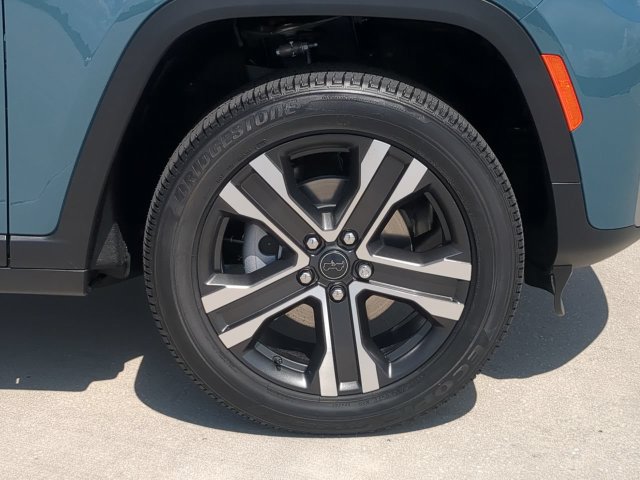 New 2027 Jeep Grand Cherokee Limited RWD image 11