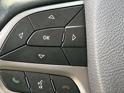 Used 2019 Jeep Cherokee Latitude Plus w/ Comfort/Convenience Group image 23