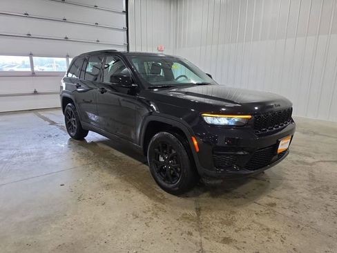 Used 2025 Jeep Grand Cherokee Altitude AWD/4WD image 2