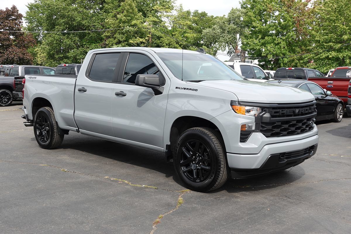 Used 2024 Chevrolet Silverado 1500 Custom w/ Dark Appearance Package AWD/4WD image 4