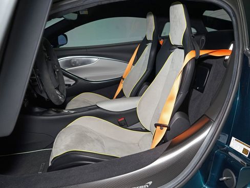 Used 2024 McLaren Artura RWD image 17