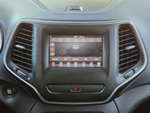 Used 2019 Jeep Cherokee Latitude Plus FWD image 17