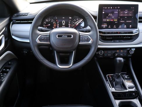 Used 2025 Jeep Compass Limited image 4