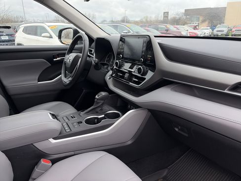 Used 2022 Toyota Highlander XLE image 15