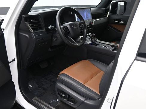 Used 2024 Lexus GX 550 w/ Accessory Package (2T) AWD/4WD image 2