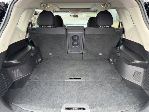 Used 2017 Nissan Rogue SV image 19