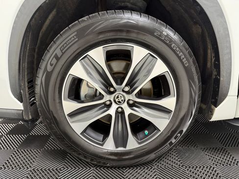 Used 2022 Toyota Highlander XLE FWD image 16