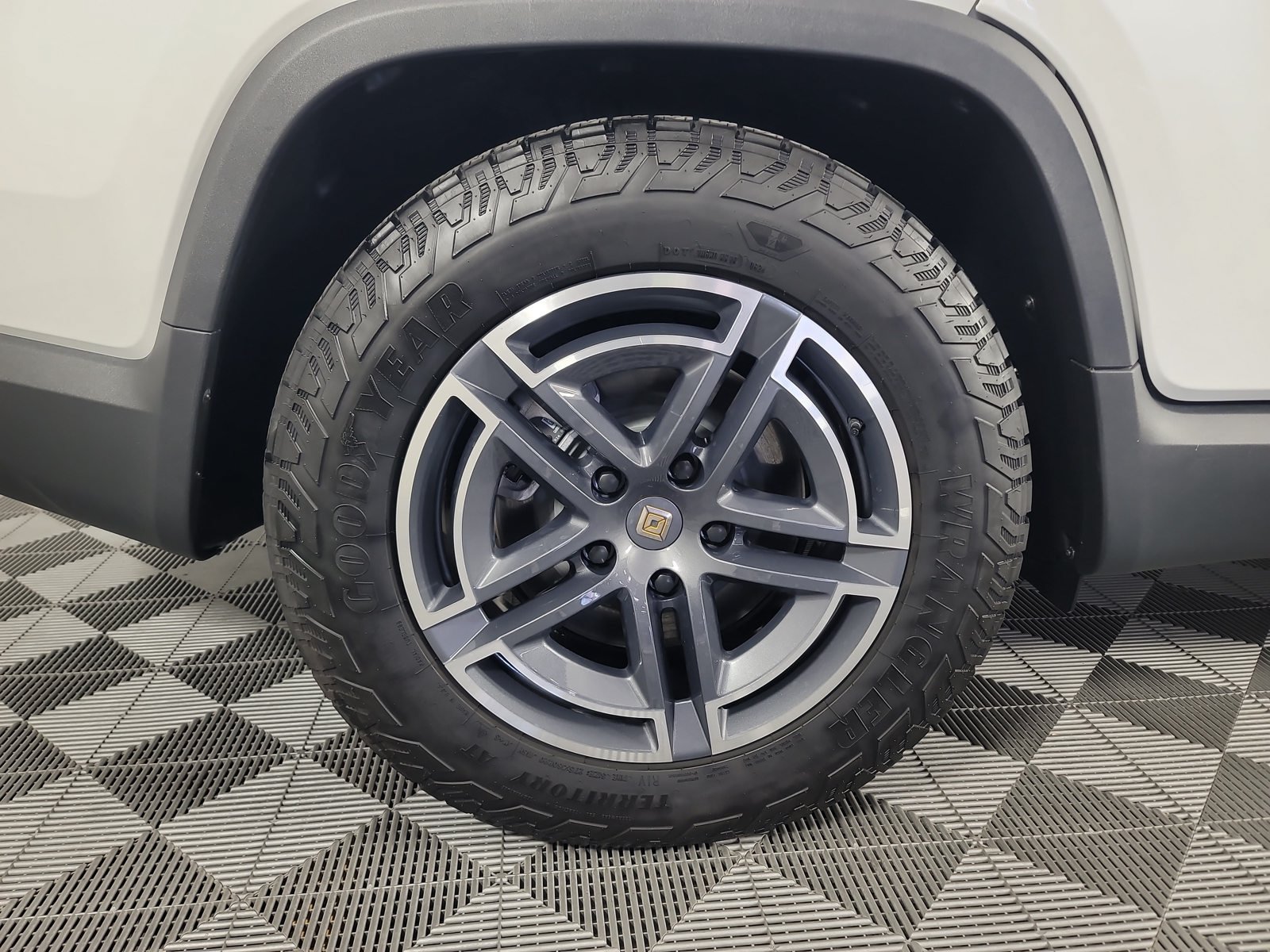 Used 2025 Rivian R1T Adventure Dual AWD/4WD image 12