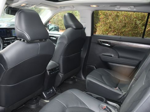 Certified 2021 Toyota Highlander Platinum image 17