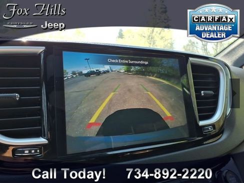 Used 2026 Chrysler Pacifica Limited FWD image 23