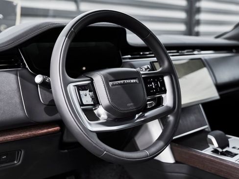 Used 2025 Land Rover Range Rover Long Wheelbase SE image 32