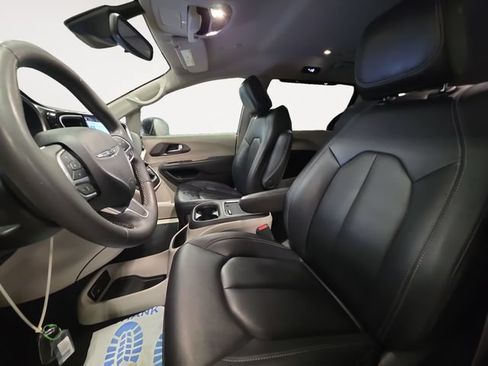 Used 2024 Chrysler Pacifica Touring-L FWD image 9