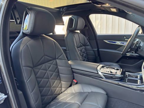 Used 2025 BMW 740i w/ Premium Package RWD image 48