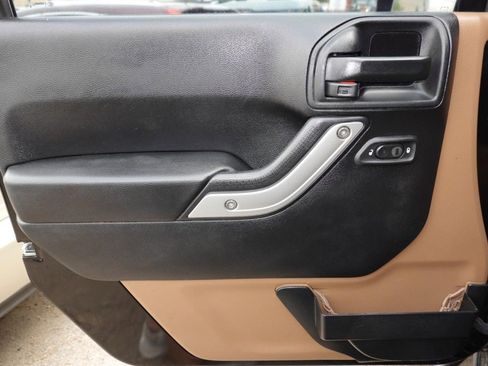 Used 2015 Jeep Wrangler Unlimited Sahara w/ Max Tow Package image 17