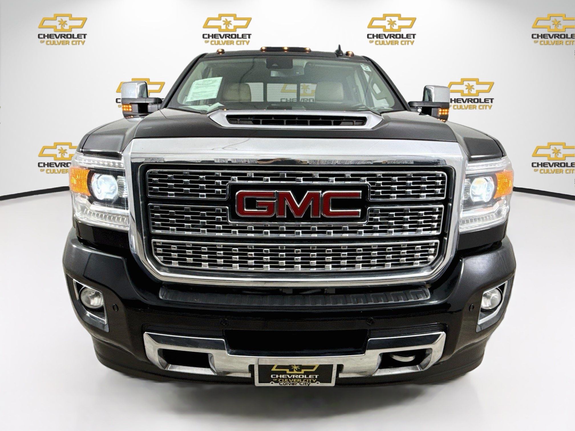 Used 2018 GMC Sierra 2500 Denali w/ Duramax Plus Package AWD/4WD image 2
